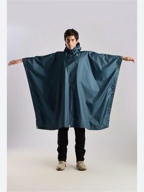 NWT Stormtech Aerolite Packable Rain Poncho with Hood. NEW.
